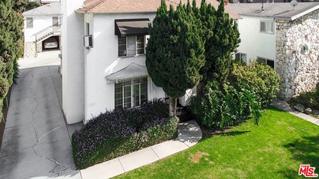 224 S Gale Drive, Beverly Hills CA: https://media.crmls.org/mediaz/977ea3ac-eee8-49f5-b186-3a91f302177c.jpg