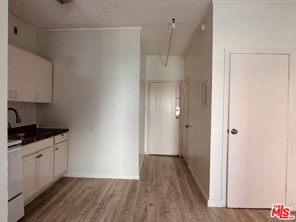 920 S Hobart Blvd #104