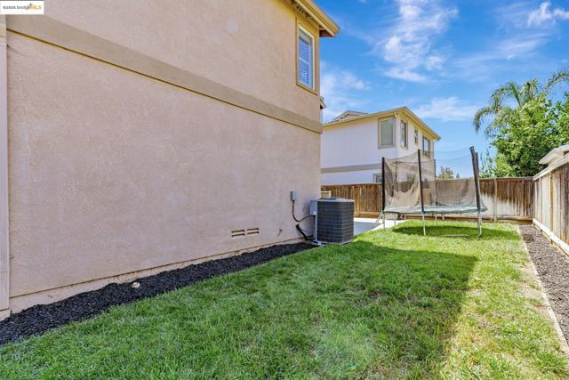 877 Boone Dr, Brentwood CA: https://media.crmls.org/mediaz/97807117-be7e-4c99-a720-45286f3975da.jpg
