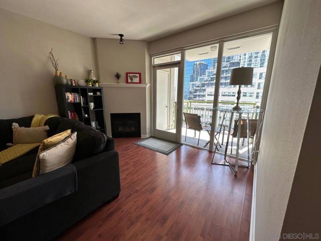 1240 India St, San Diego CA: https://media.crmls.org/mediaz/97820858-fd1a-47e6-8be2-f6a0426a3a16.jpg