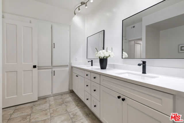 828 S Bedford Street, Los Angeles CA: https://media.crmls.org/mediaz/97820e1d-ab5c-479b-9fa7-e9febc1a0129.jpg