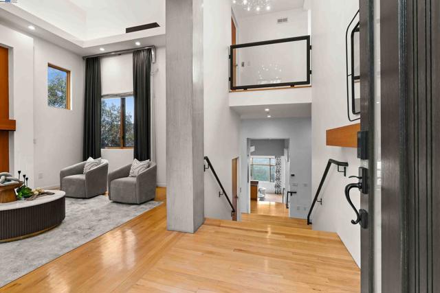 103 Diablo Dr, Oakland CA: https://media.crmls.org/mediaz/97825cd6-0c9a-4e10-8172-5c941ce56506.jpg