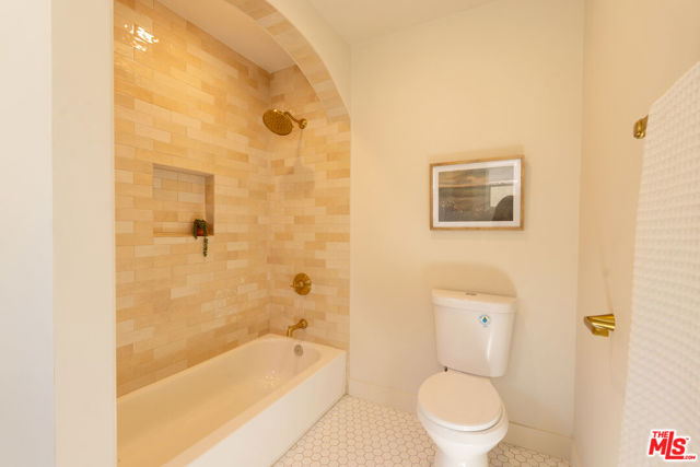 5200 S St Andrews Place, Los Angeles CA: https://media.crmls.org/mediaz/978292af-64a0-4ca4-bf0e-489ec6f54eee.jpg