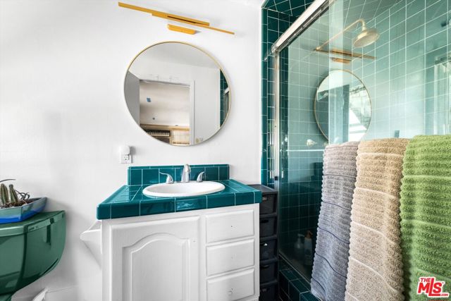 9253 Hayvenhurst Avenue, North Hills CA: https://media.crmls.org/mediaz/9782fc2b-757e-4f63-aa59-4252f5e12914.jpg