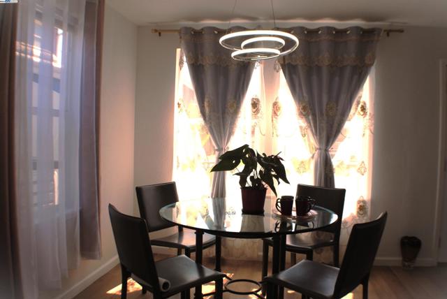 10468 West Court, Oakland CA: https://media.crmls.org/mediaz/9783b18e-e762-4fe6-a43a-23e288b84938.jpg
