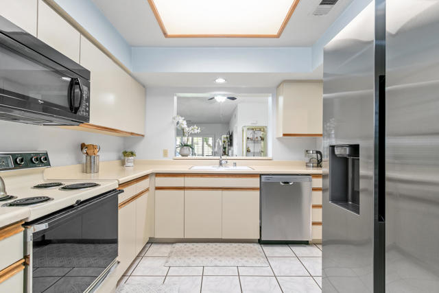 115 Desert Falls Dr. East E Drive, Palm Desert CA: https://media.crmls.org/mediaz/97841d5b-cb43-43af-9a39-40a8a118bbe7.jpg