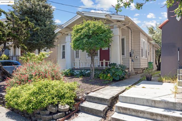 271 38Th St, Oakland CA: https://media.crmls.org/mediaz/9784ad08-fc46-4eb5-ad4c-c56f8758a876.jpg