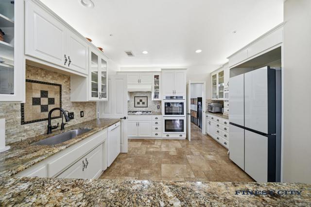 Detail Gallery Image 9 of 65 For 1925 Robinhood Rd, Vista,  CA 92084 - 5 Beds | 4/1 Baths