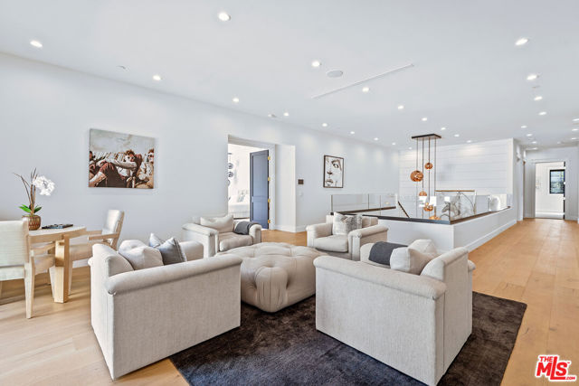 16144 HIGH VALLEY Place, Encino CA: https://media.crmls.org/mediaz/97854ef0-dcce-46ca-a70e-59941baa38a3.jpg