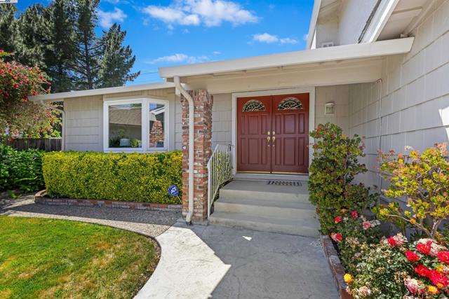 2632 Campeche Ct, San Ramon CA: https://media.crmls.org/mediaz/9785cf8c-96ad-4fb5-bb71-f1f0994ad910.jpg