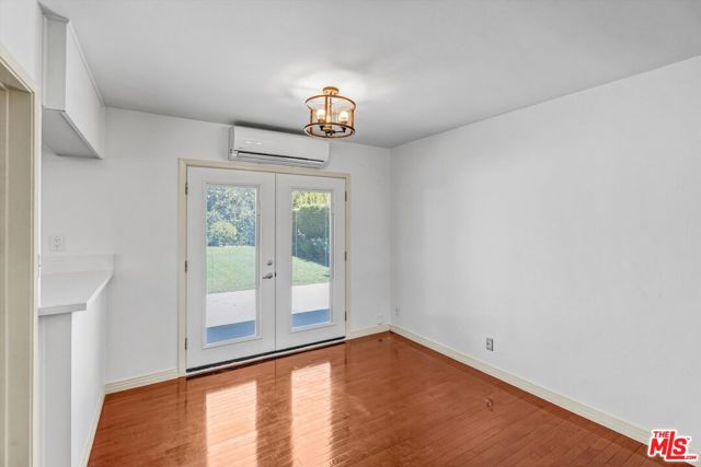 520 N Beachwood Drive, Burbank CA: https://media.crmls.org/mediaz/97860a65-48b1-4da6-8639-f23fedfdccd1.jpg