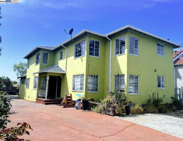 3719 Redding Street, Oakland CA: https://media.crmls.org/mediaz/97867291-97a9-4f4c-aabf-0fe9bf67cced.jpg