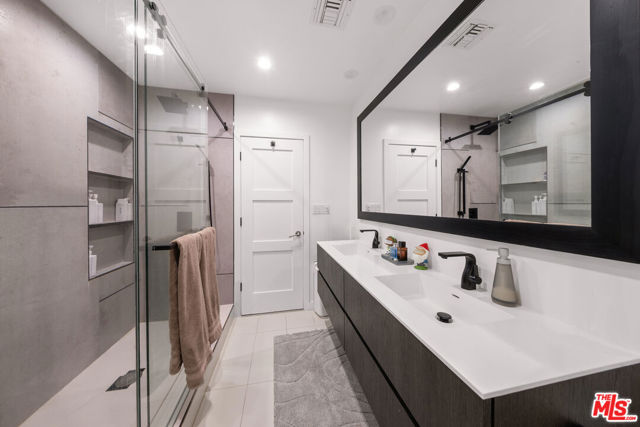 3144 Corda Drive, Los Angeles CA: https://media.crmls.org/mediaz/9786b122-df31-4577-8e9c-dc9d7ea2ab82.jpg