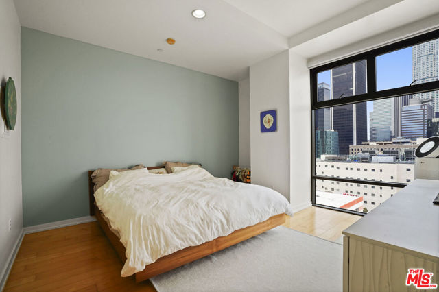 801 S Grand Avenue, Los Angeles CA: https://media.crmls.org/mediaz/9786cd01-2cd9-467c-8c9f-3d2743baa026.jpg