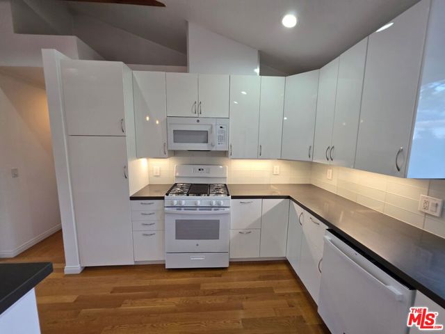 1029 Pleasantview Avenue, Venice CA: https://media.crmls.org/mediaz/9786d579-12f3-4f76-a6b6-8b9ece918c03.jpg