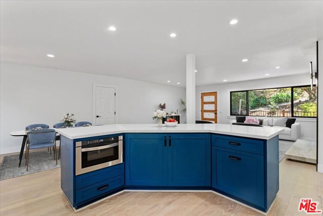 21171 Colina Drive, Topanga CA: https://media.crmls.org/mediaz/97878727-0117-4ad2-b306-e13ddd2c6344.jpg