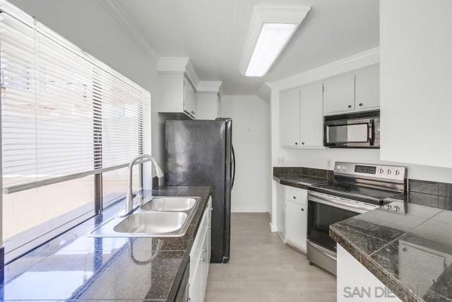 3268 Via Marin, La Jolla CA: https://media.crmls.org/mediaz/9787e48c-666a-4971-8625-e4b8e2a57ee0.jpg