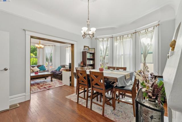 1706 Fairview St, Berkeley CA: https://media.crmls.org/mediaz/9788756c-8d9f-44f4-a50a-b3d0240f14f7.jpg