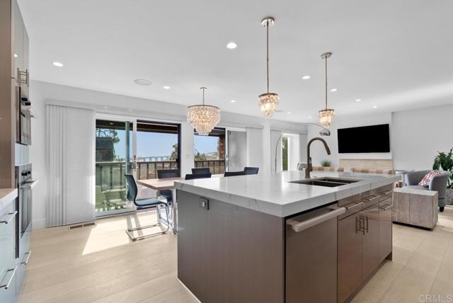 2191 Caminito Del Barco, Del Mar CA: https://media.crmls.org/mediaz/97890d54-ac9c-490e-9bc3-1a68a51b163a.jpg