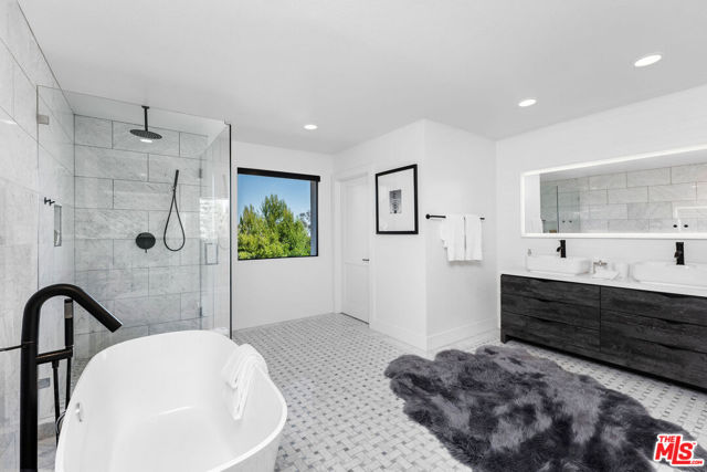 23458 W Moon Shadows Drive, Malibu CA: https://media.crmls.org/mediaz/97893926-6c02-4fbc-9958-ab3bd8d5814c.jpg