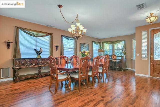 596 Toscanna Court, Brentwood CA: https://media.crmls.org/mediaz/978997f7-b23f-48bb-afca-b6dafe550703.jpg