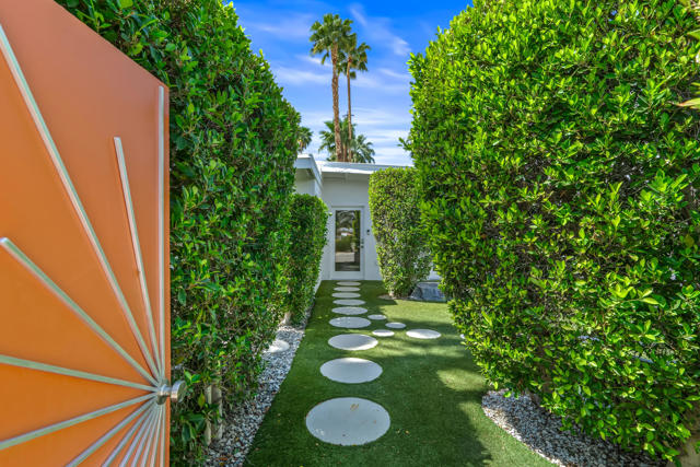 1115 Pasatiempo Road, Palm Springs CA: https://media.crmls.org/mediaz/9789abca-b42b-4c42-825b-281c6b03c7a2.jpg