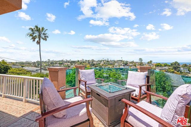 8221 Delgany Avenue, Playa del Rey CA: https://media.crmls.org/mediaz/978a3f46-3d52-46d7-a8eb-a3218d041311.jpg