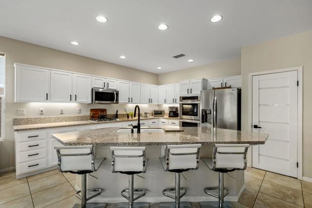 81172 Victoria Lane, La Quinta CA: https://media.crmls.org/mediaz/978a457f-bc78-430d-9312-5b0ba2be685f.jpg