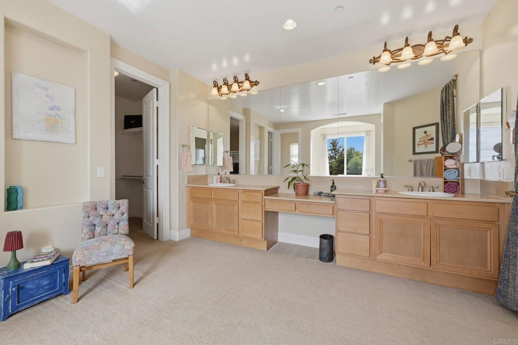 https://media.crmls.org/mediaz/978b3136-e908-4f37-b44a-bd9244c03fc6.jpg?preset=X-Large