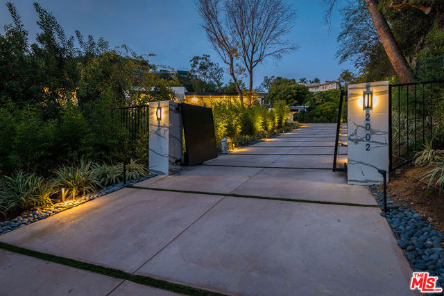 2002 LOMA VISTA Drive, Beverly Hills, California 90210, 5 Bedrooms Bedrooms, ,6 BathroomsBathrooms,Single Family Residence,For Sale,LOMA VISTA,24382915