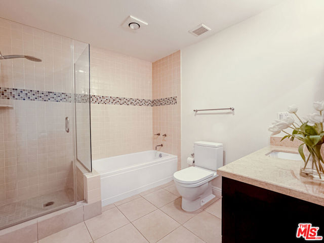 4848 Wilshire Boulevard, Los Angeles CA: https://media.crmls.org/mediaz/978bf8a5-7a72-42b1-a973-1793445af60d.jpg