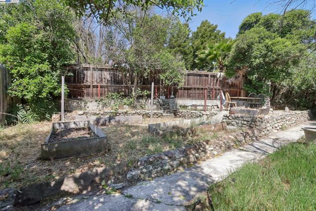 1101 Palm Avenue, Martinez CA: https://media.crmls.org/mediaz/978c69c0-d2fe-470e-8fac-baaea9000afe.jpg