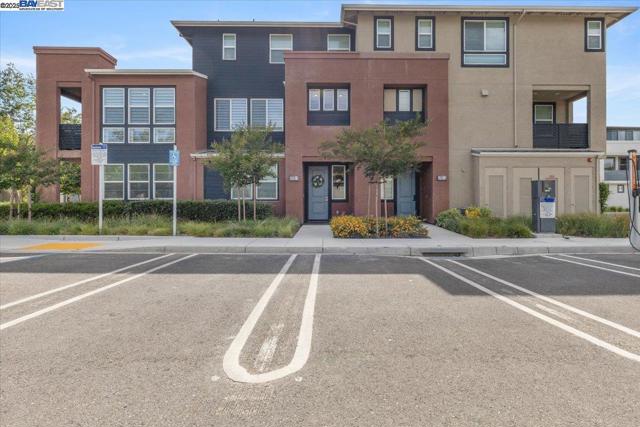 5700 Greige Cir, Dublin CA: https://media.crmls.org/mediaz/978c7116-ecd0-4d8e-94a9-2db63c9592ab.jpg