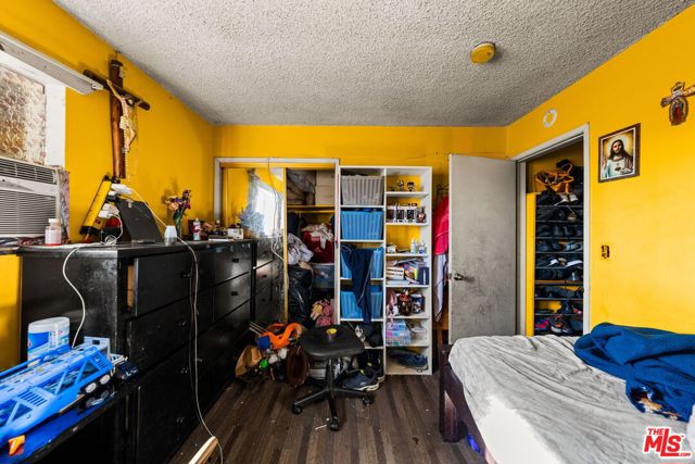 1114 S Kern Avenue, Los Angeles CA: https://media.crmls.org/mediaz/978d84df-4fff-4b04-b845-36f83084808b.jpg