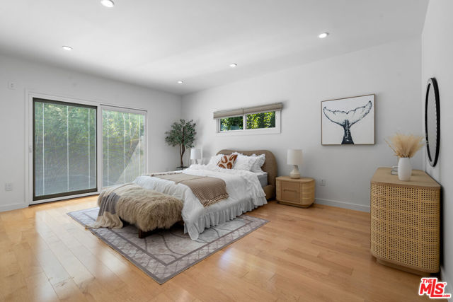 321 S Linden Drive, Beverly Hills CA: https://media.crmls.org/mediaz/978e0d40-0297-4f96-ae6f-83ebe64dfb37.jpg