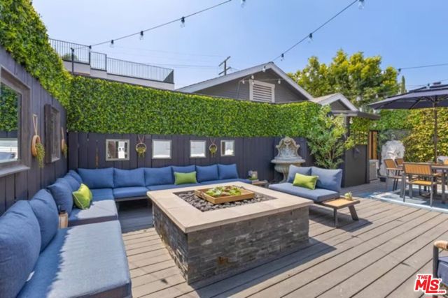 725 N Harvard Boulevard, Los Angeles CA: https://media.crmls.org/mediaz/978e5ec6-774b-4a2b-9bb7-09224df76022.jpg