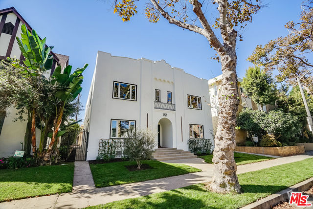 151 N Swall Drive, Beverly Hills CA: https://media.crmls.org/mediaz/978ea7a6-054d-4a24-9ae5-29eca1b7d998.jpg