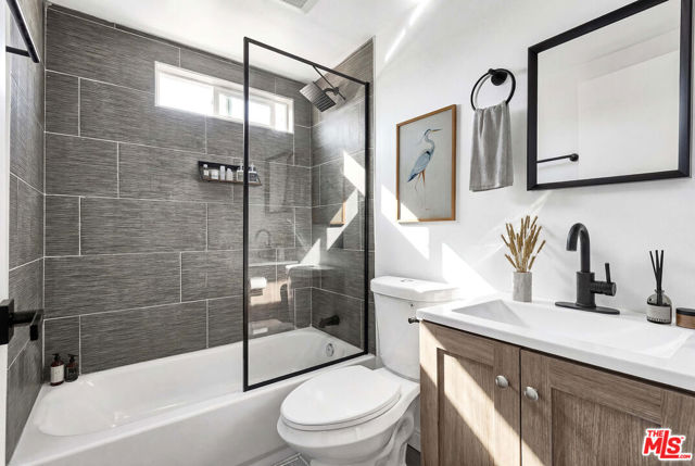 1036 Cherry Avenue, Long Beach CA: https://media.crmls.org/mediaz/978f0c64-1b8c-49a0-a92b-05cdc4a62266.jpg