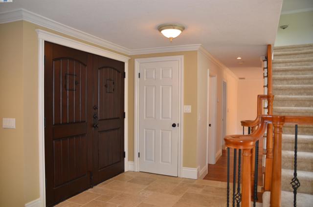 1626 Harlan Dr, Danville CA: https://media.crmls.org/mediaz/978f26ac-38d8-4d37-aa9c-fcb1f6d2a93c.jpg