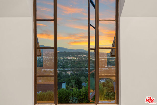 3827 Carnavon Way, Los Angeles CA: https://media.crmls.org/mediaz/979015f2-20c1-4922-b9c6-ba3575ce79ec.jpg