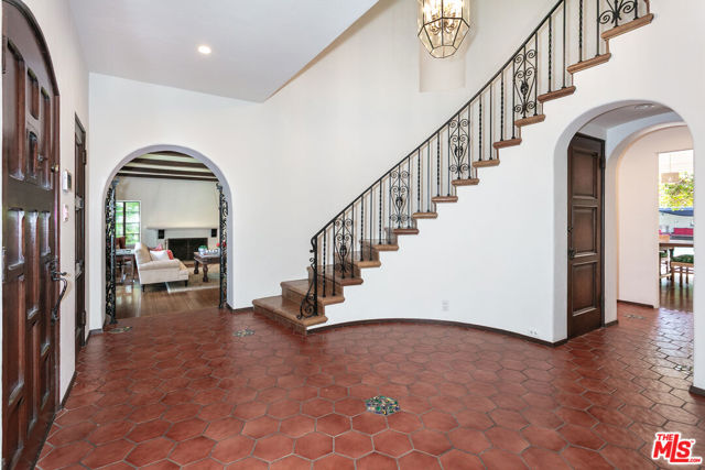 627 N Alta Drive, Beverly Hills CA: https://media.crmls.org/mediaz/979018b9-a372-4172-92c9-316fc7392732.jpg