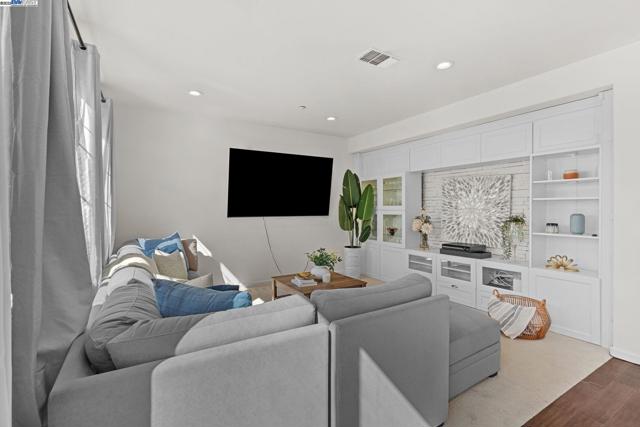 663 Falling Star Drive, Martinez CA: https://media.crmls.org/mediaz/97901e16-003b-4ac7-867d-78304151e0f9.jpg