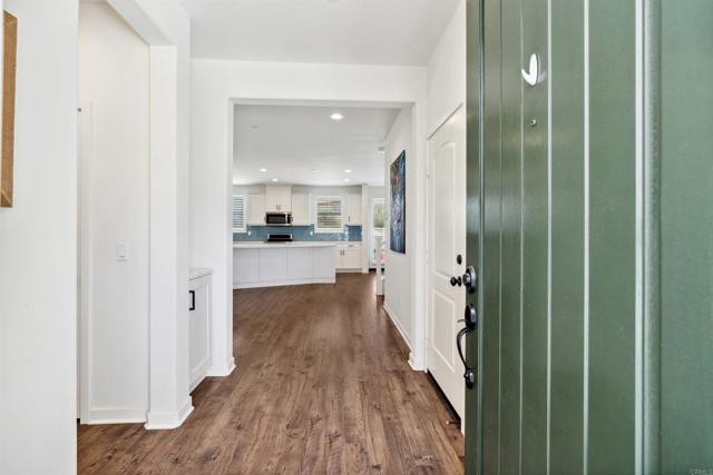 Detail Gallery Image 3 of 34 For 4203 Calle Del Vista, Oceanside,  CA 92057 - 4 Beds | 3 Baths