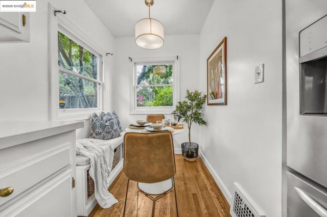 5925 Outlook Ave, Oakland CA: https://media.crmls.org/mediaz/9790e124-432e-4d94-bb1f-b09b56be49ee.jpg