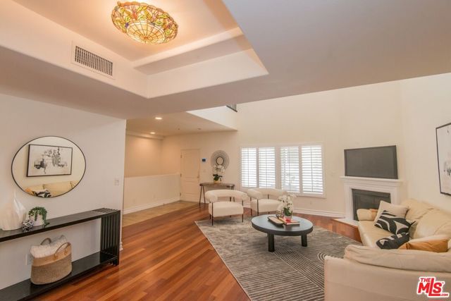 1747 S Barrington Avenue, Los Angeles CA: https://media.crmls.org/mediaz/9790e448-786e-40f1-8a4e-c20edfe5427e.jpg