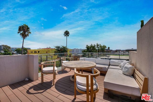 1249 N Formosa Avenue, West Hollywood CA: https://media.crmls.org/mediaz/979106c9-ddb5-48bc-a4c0-136398225f19.jpg