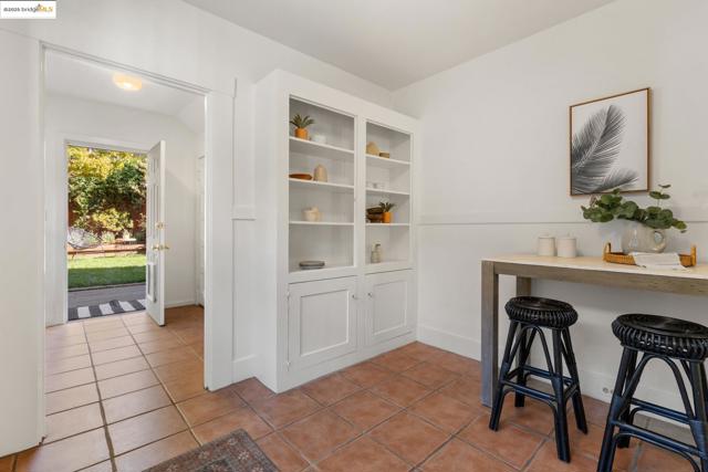 4008 Woodruff Ave, Oakland CA: https://media.crmls.org/mediaz/97913a6c-de00-453d-8bcd-491991223d84.jpg