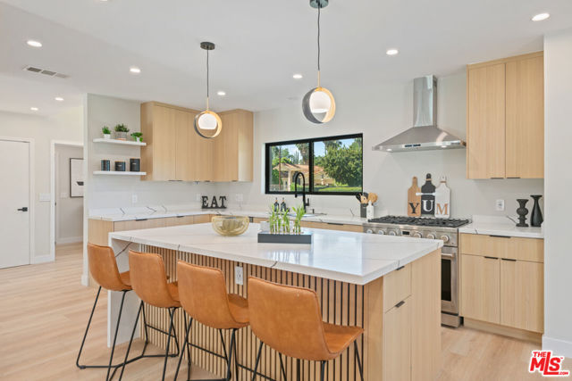 23442 Burbank Boulevard, Woodland Hills CA: https://media.crmls.org/mediaz/97918cd5-5238-4e00-86c5-221d43bdb382.jpg