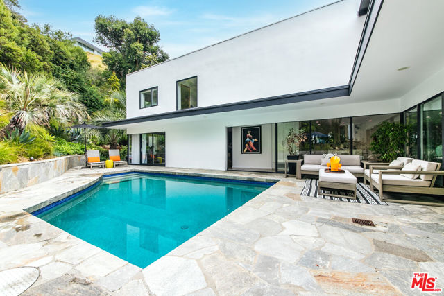 9323 Flicker Way, Los Angeles CA: https://media.crmls.org/mediaz/97934dd4-63ec-472d-a463-06b7235cd8c2.jpg