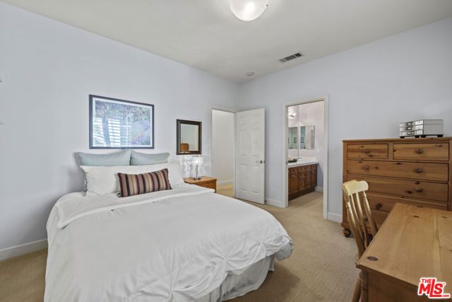 3432 Daniella Court, Calabasas CA: https://media.crmls.org/mediaz/979382d4-6d16-4350-9232-391f5765ead9.jpg